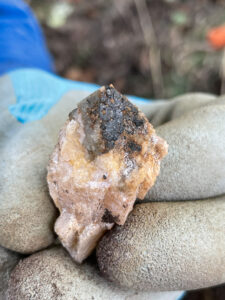 Spinel in calcite