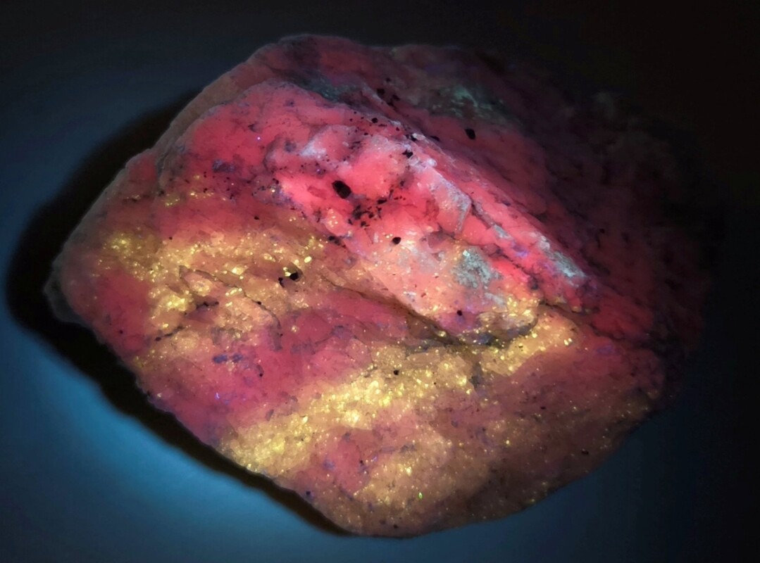 Long Lake Calcite with Chondrodite SW 275 nm UV 2026-06-14